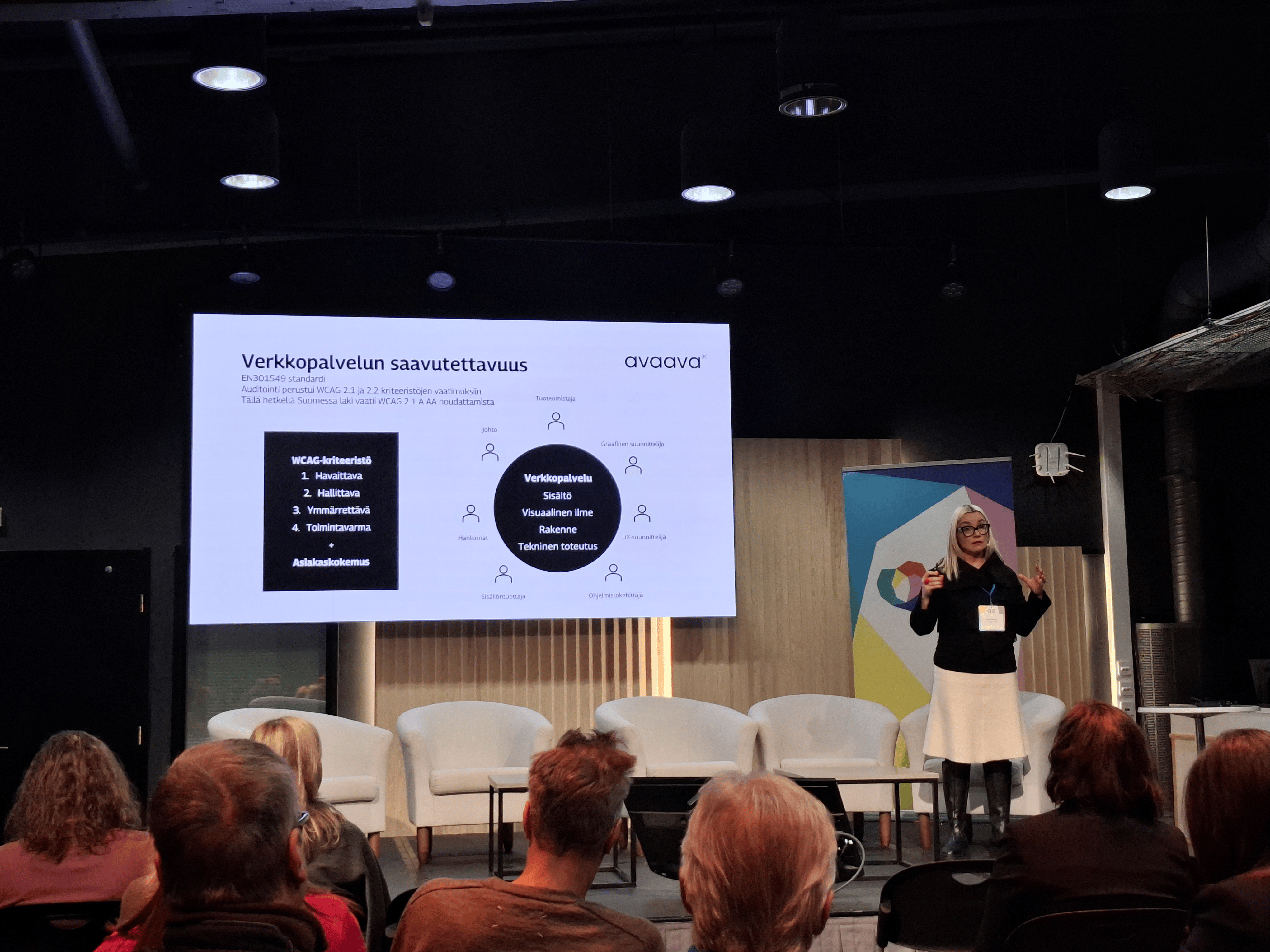 Terhi Tamminen pitämässä esitystä saavutettavuudesta